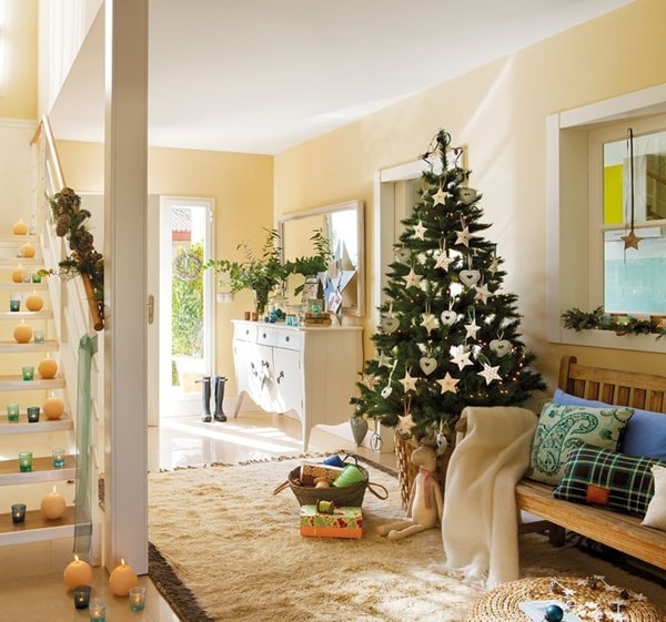 Recibidor y escalera decorados para Navidad