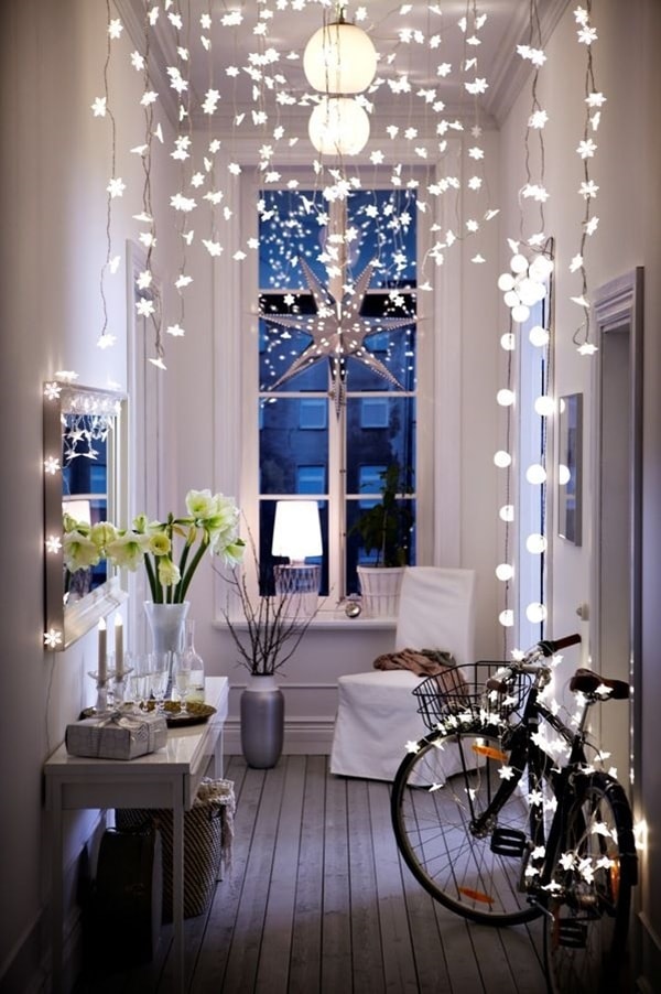 Recibidor decorado con guirnaldas de luces navideñas