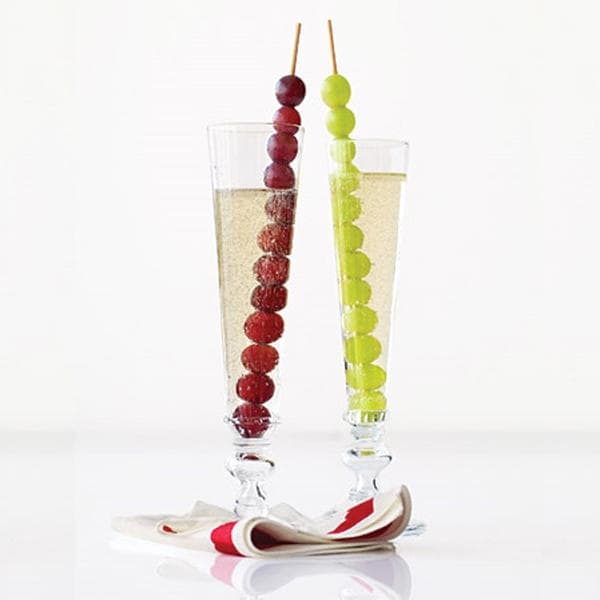 Uvas en palos de brochetas dentro de copas