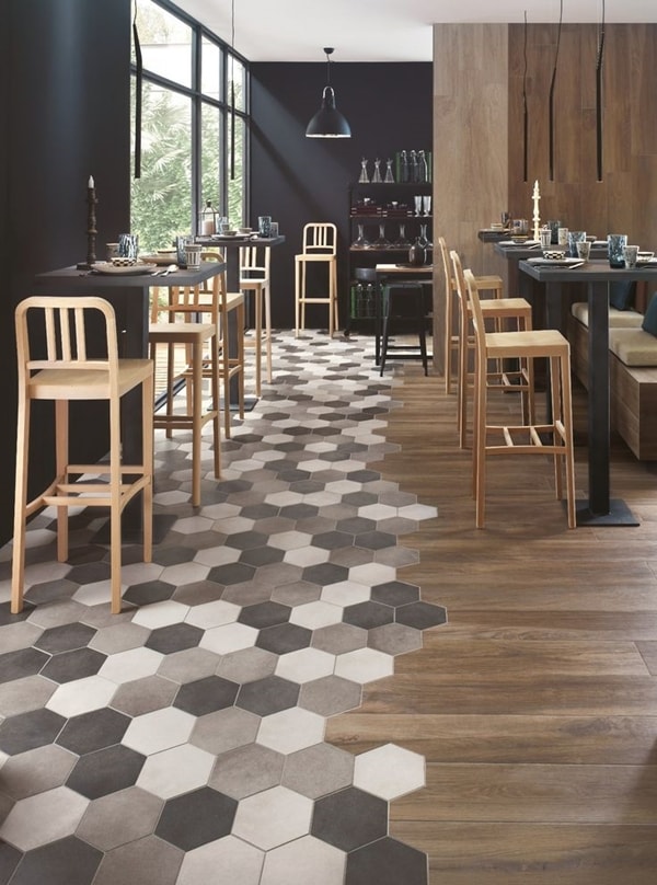 Suelo hidráulico hexagonal combinado con madera
