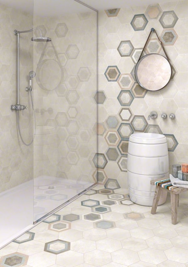 Suelo y paredes de baño con baldosas hidráulicas hexagonales