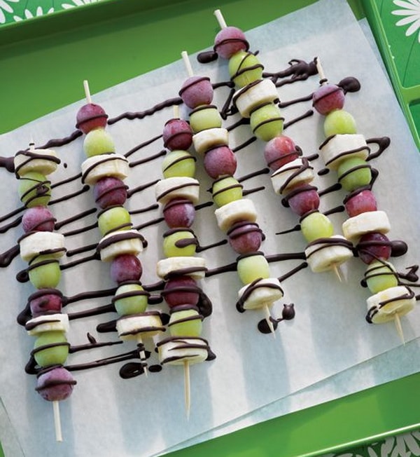 Brochetas de uva y banana