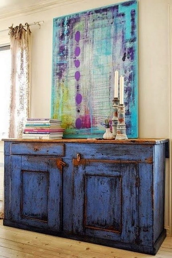 Mueble envejecido en color azul y cuadro sobre madera