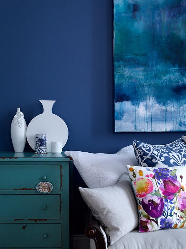 Pared azul y detalles en color blanco