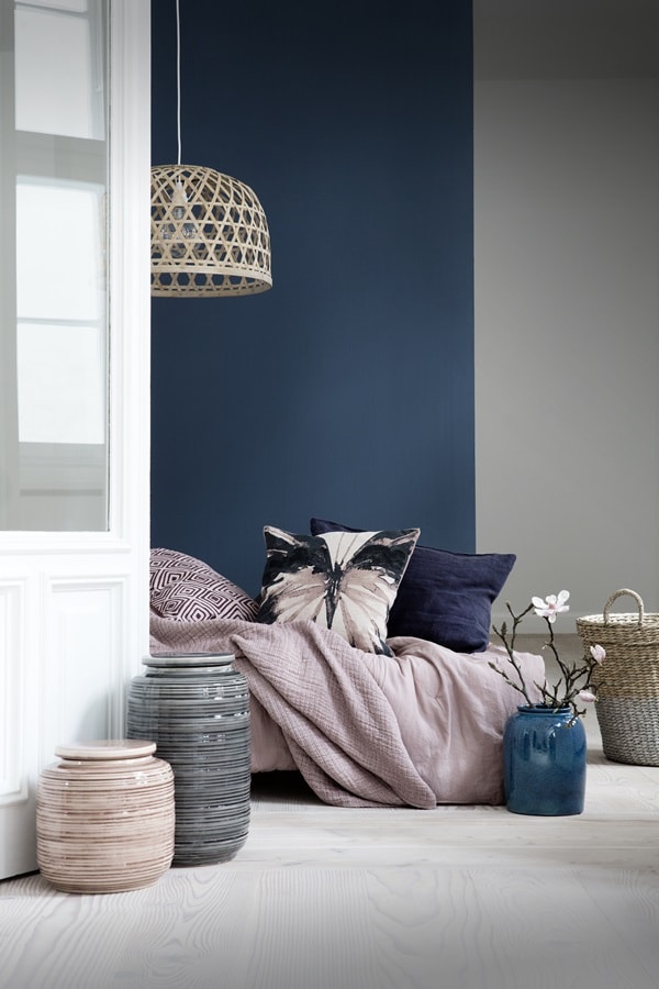Pared azul y textil rosa