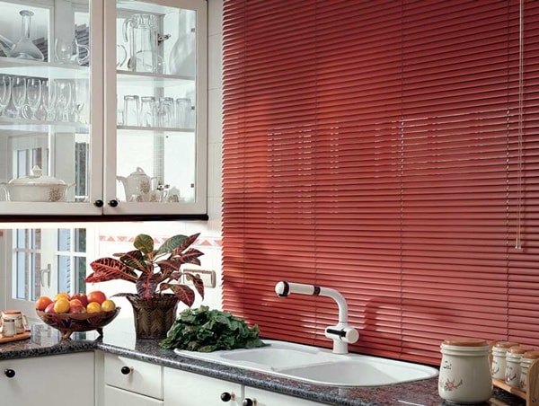 Cortina veneciana en la cocina