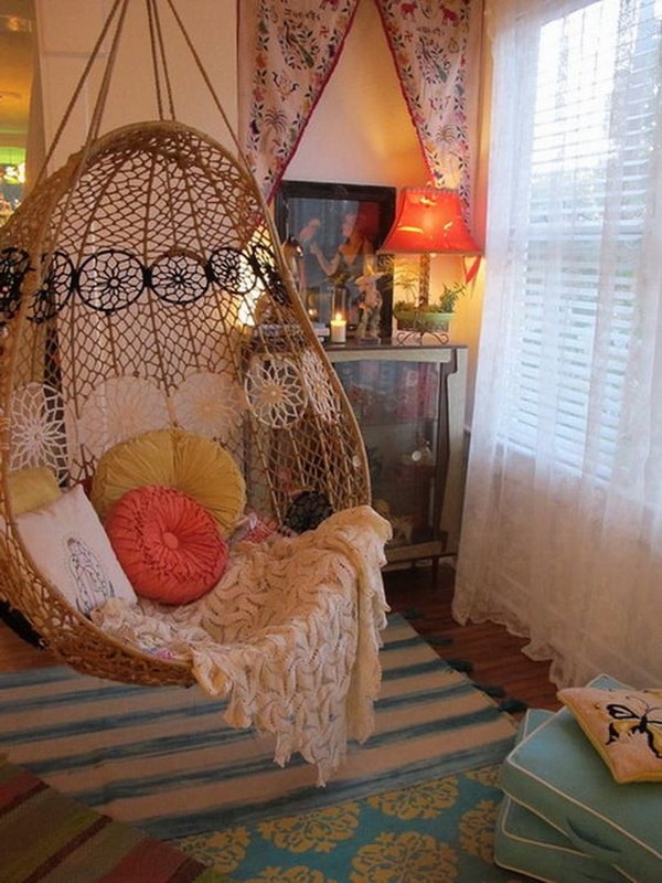 Silla colgante en el interior de la casa