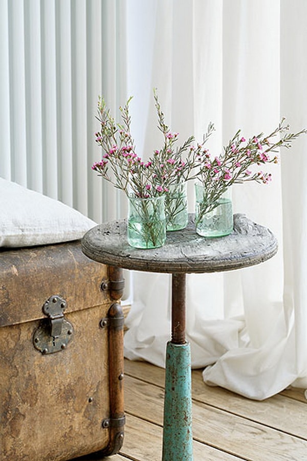 Detalles vintage con recipientes de vidrio y flores