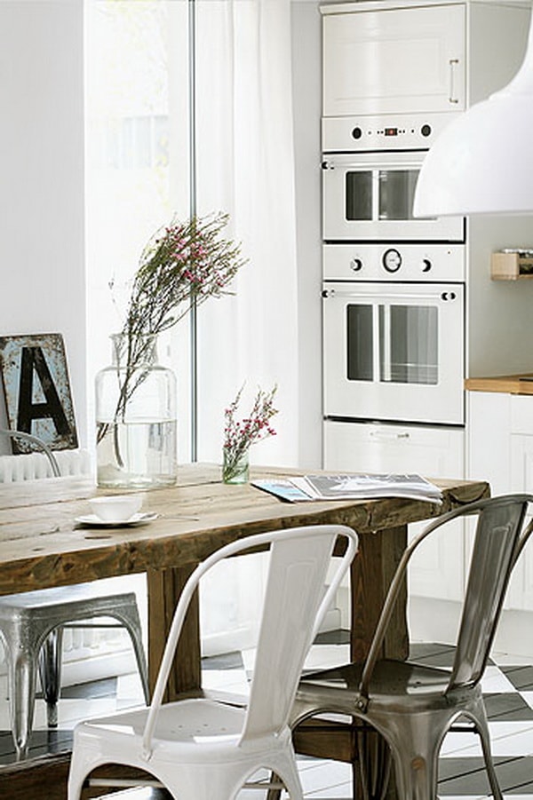 Comedor con sillas de diferentes colores