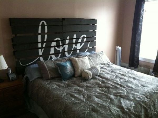 Cabecero de cama hecho con palets