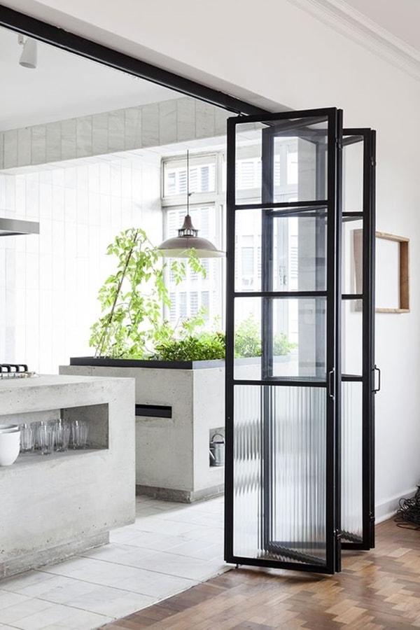 Cerramiento de cristal para la cocina con puerta plegadiza