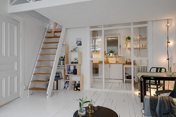 Cocina con cerramiento de cristal en un loft