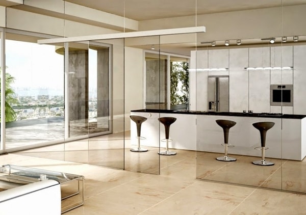 Cocina con cerramiento de cristal sin perfiles