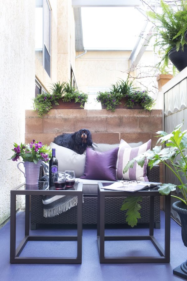 Terraza urbana con toques púrpura