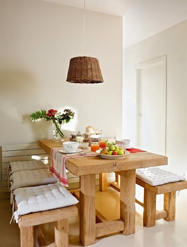 Mesa de madera y lámpara de mimbre
