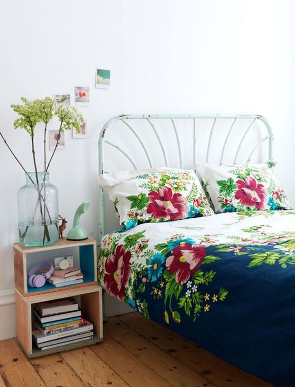 Cama metálica y textiles florales