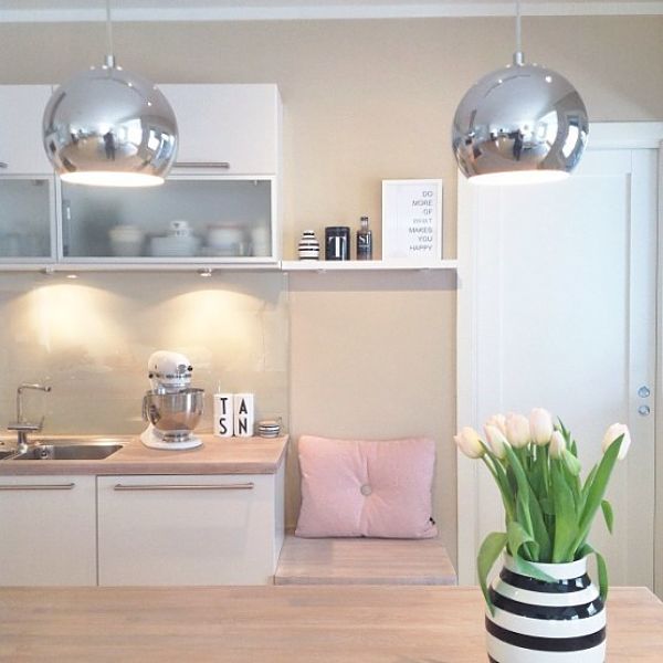 Cocina nórdica con detalles en tonos pastel