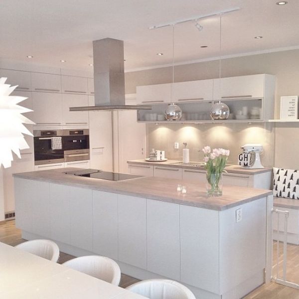 Gran cocina de estilo escandinavo con isla