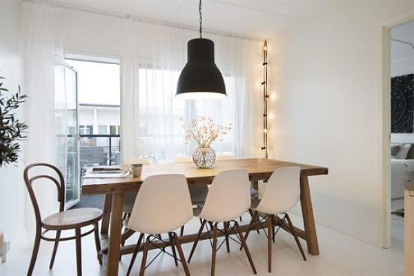 Comedor nórdico con gran lámpara colgante