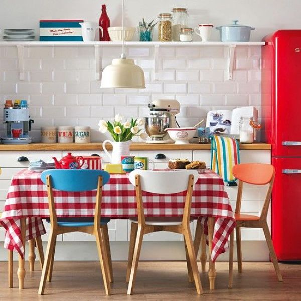 Mantel y nevera roja y en una cocina comedor