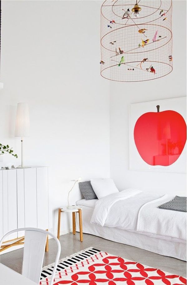 Dormitorio con detalles rojos