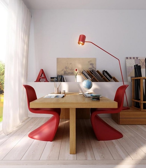 Espacio de trabajo con sillas de diseño rojas