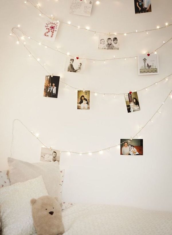 Decoración con guirnaldas de luces y fotos familiares