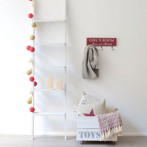 Caja de madera y escalera de mano para decorar espacios infantiles
