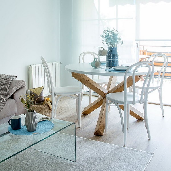 Mesa redonda blanca con patas de madera