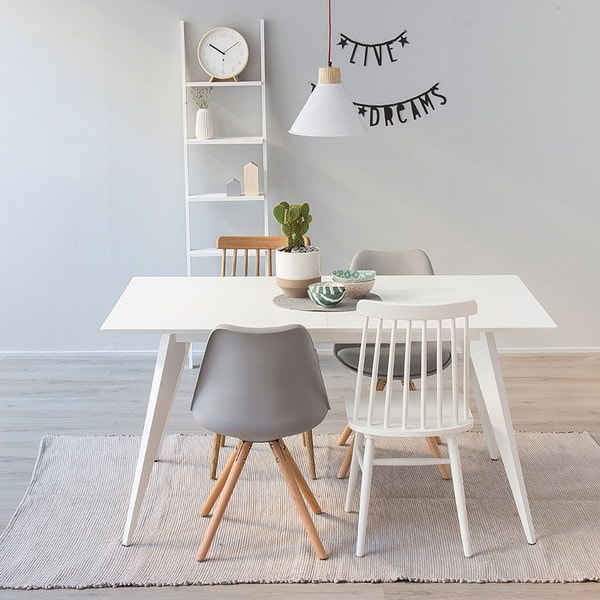 Comedor con sillas de diferentes diseños