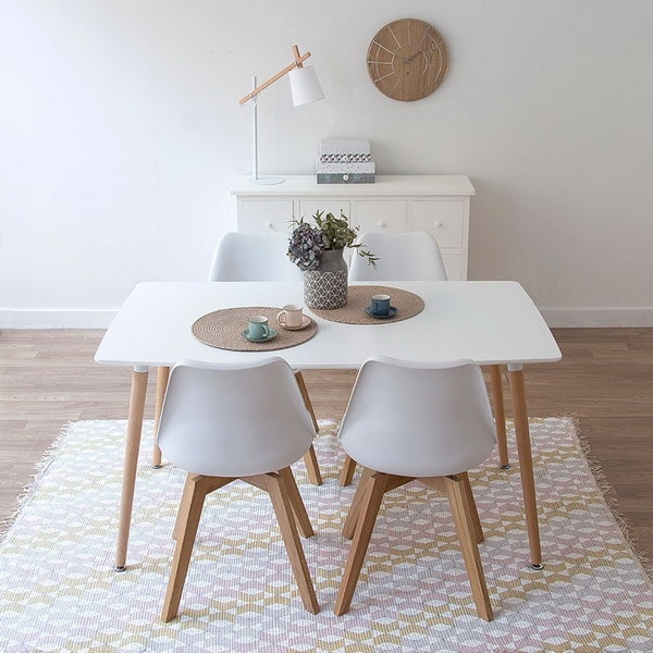 Muebles de comedor en blanco y madera