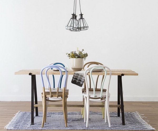 Comedor con sillas de diferentes colores