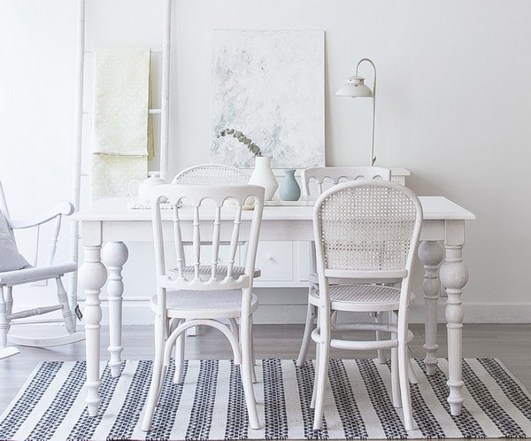 Comedor blanco con muebles clásicos