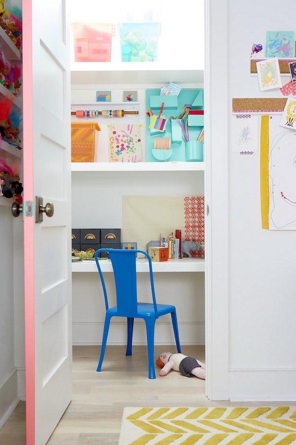 Zona de estudio infantil dentro de un armario
