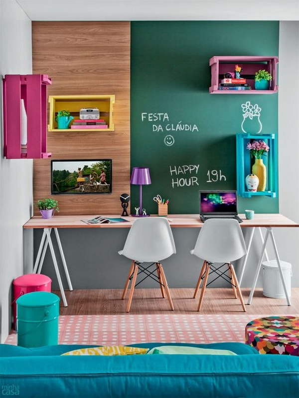 Cajas de madera como estantería en zona de estudio infantil