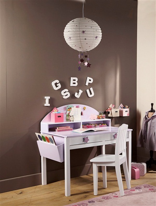 Pared oscura en zona de estudio infantil