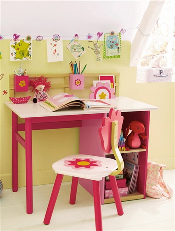 Zona de estudio infantil en rosa y amarillo