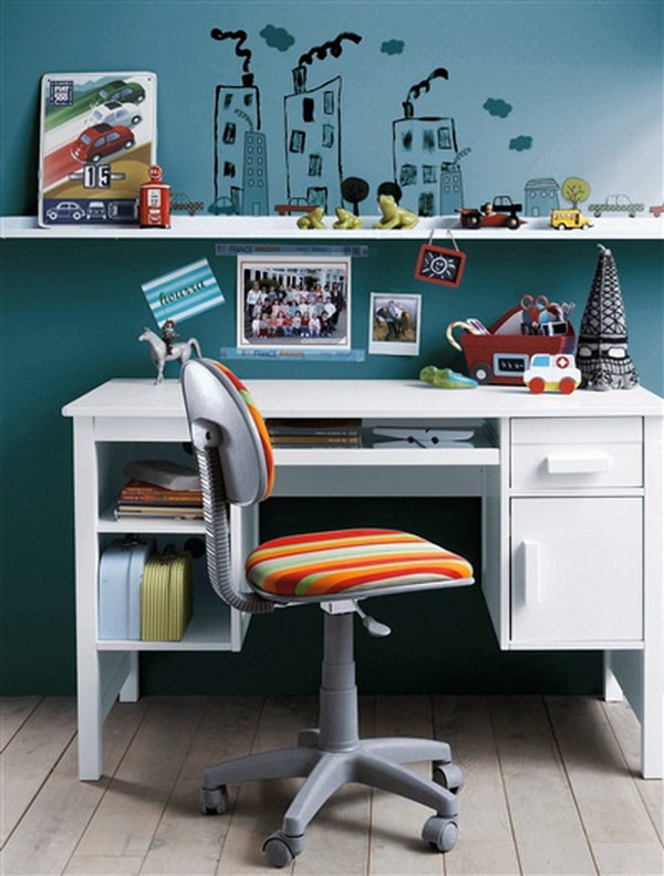 Zona de estudio infantil con pared azul