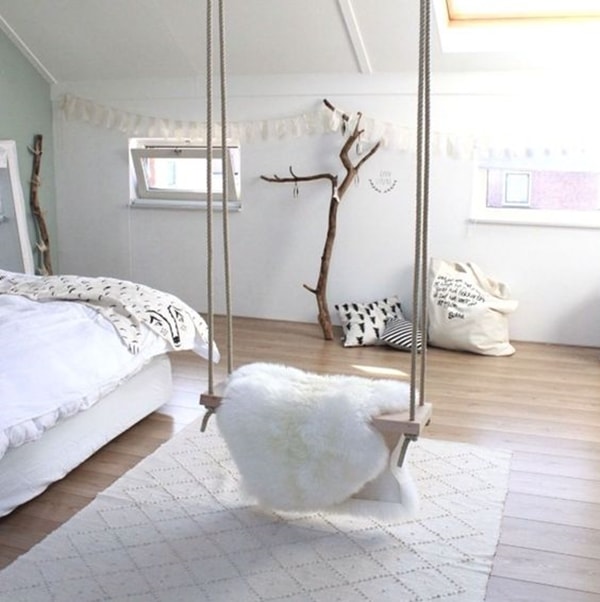 Columpio en habitación juvenil