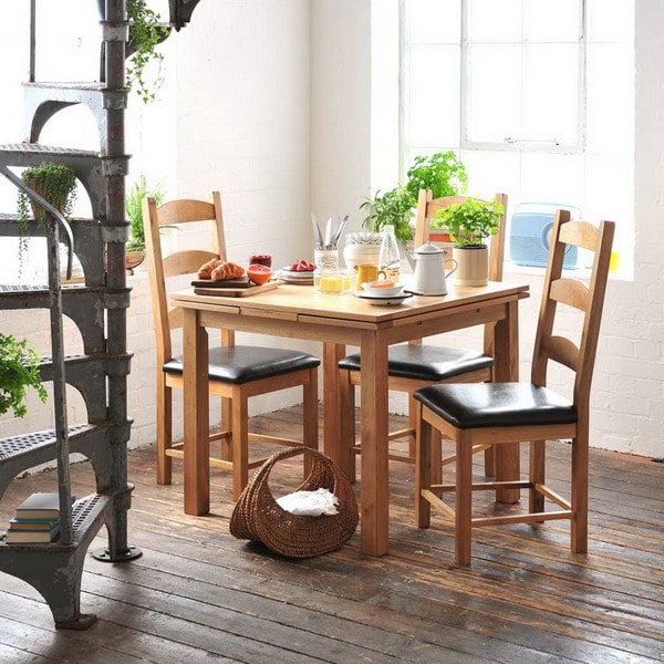 Comedor pequeño con escalera caracol