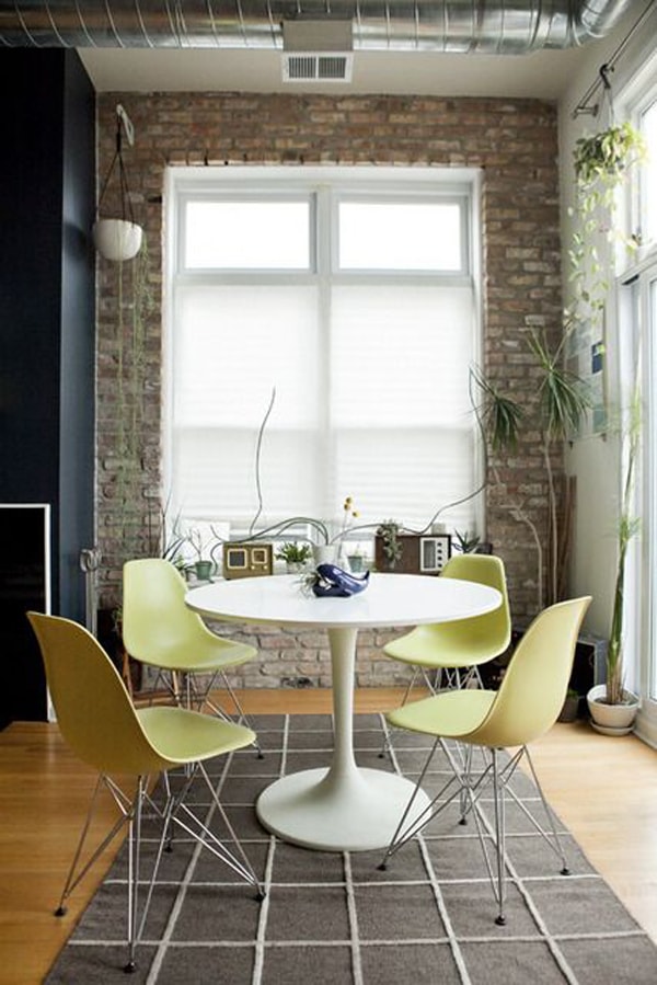 Comedor pequeño con una pared de ladrillo a la vista