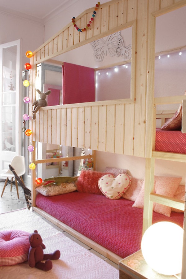 Cama litera con forma de casa de madera