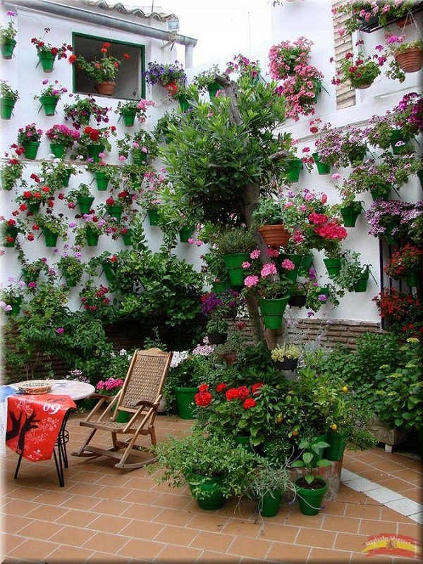 Patio andaluz lleno de flores