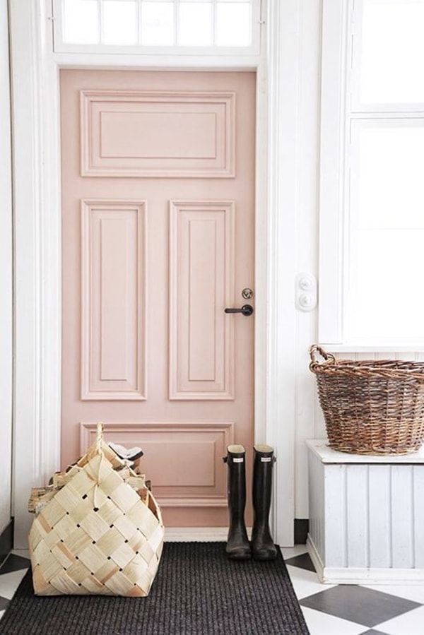 Puerta de entrada en color rosa pastel