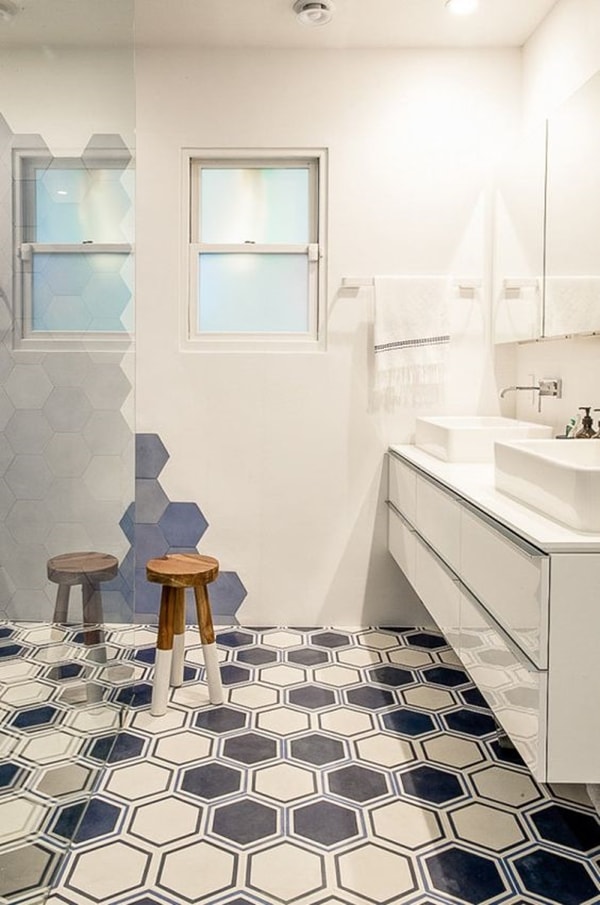 Suelo hidráulico hexagonal en el baño