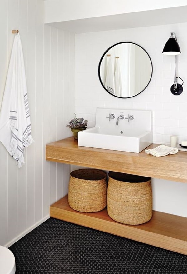 Madera y cestas de mimbre en el baño