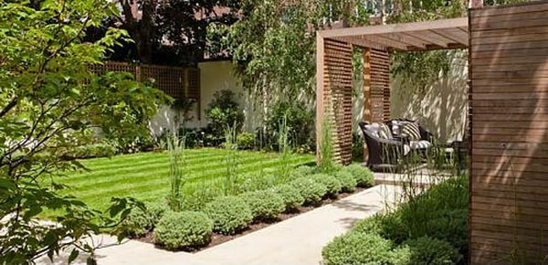 Jardín con mucha vegetación