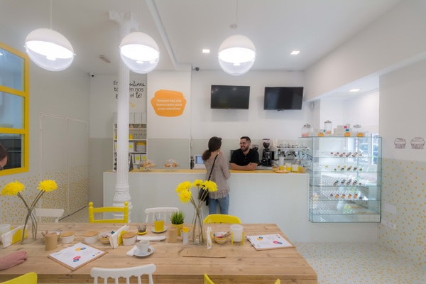 Una cafetería diseñada con mucho gusto