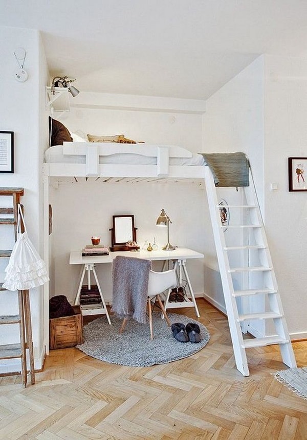 Dormitorio tipo loft con suelo de madera