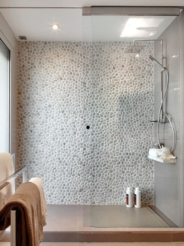 Piedra natural en la pared de la ducha